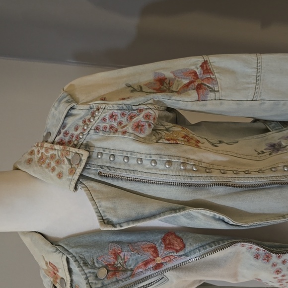 Jean jacket with floral design - Picture 2 of 3